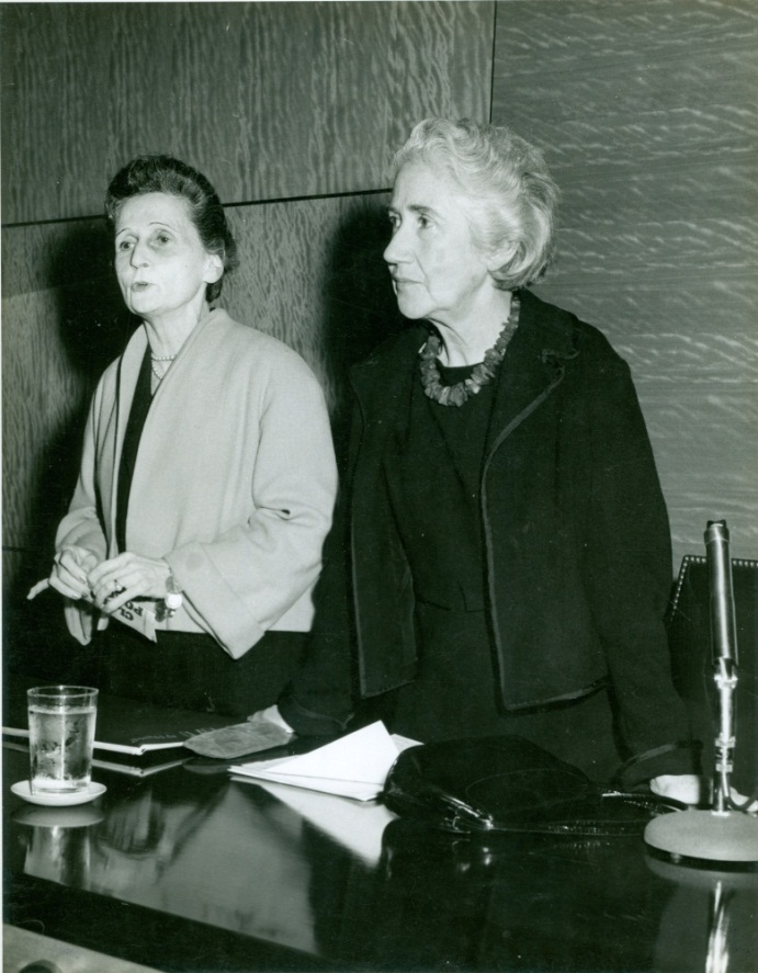Foto de La directora de la BNJM, doctora María Teresa Freyre de Andrade presenta la conferencia de Clara Porset, 5 de enero de 1960. Colección BNJM.
